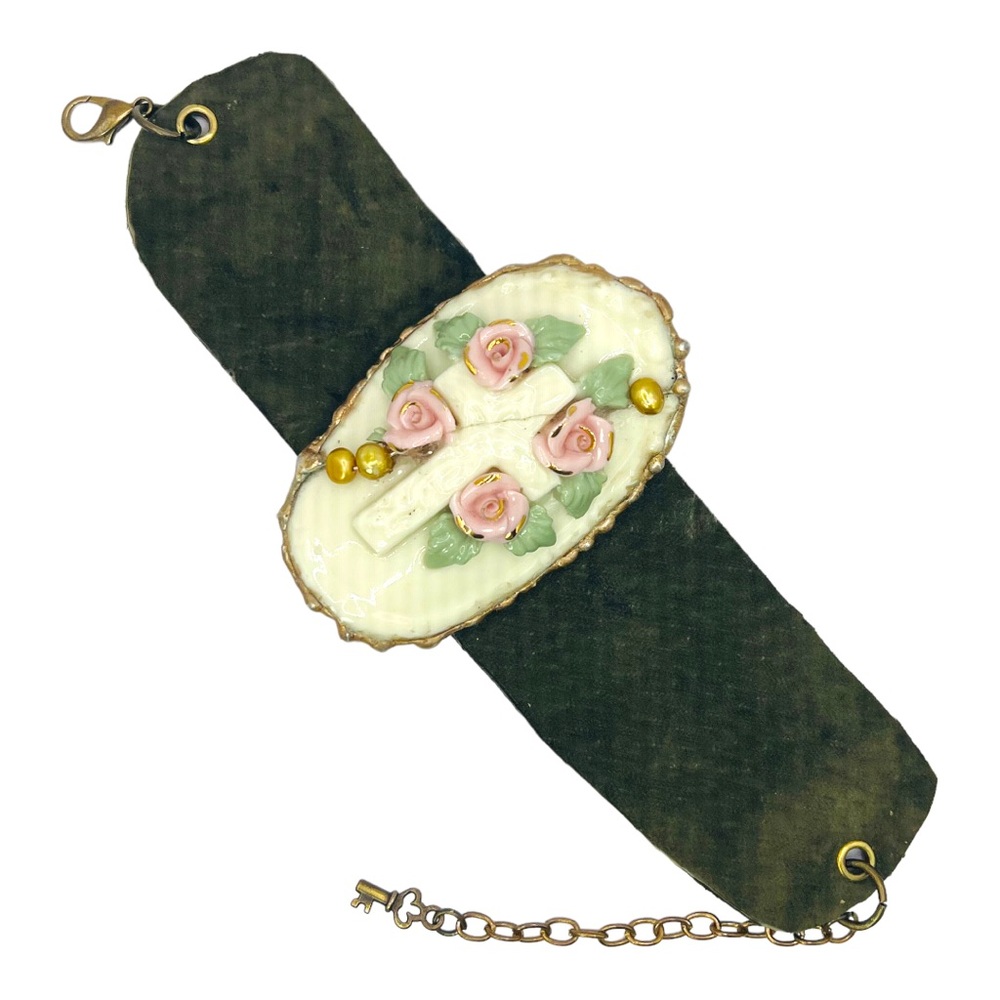 Vintage Broken China Caged in Artisan Metalwork Cabochon & Suede Cuff Bracelet - Picture 7 of 17